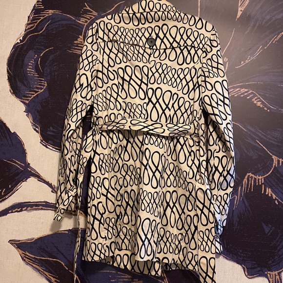 EUC unlined spring/summer trench with sash - Picture 3 of 8